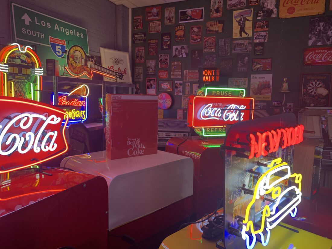 oldies saloon neonverlichting flipperkast gokkast speelautomaat snoepautomaat