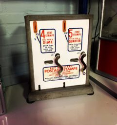 Amerikaanse dubbele postzegelautomaat US stamps oldiessaloon Amerikaans dubbele postzegel automaat US Stamps oldiessaloon
