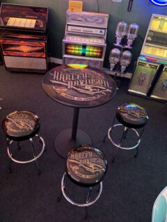 Harley davidson statafel met barkrukken Mancave oldies saloon Harley Davidson statafel met barkrukken man Cave oldies saloon