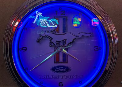 ford mustang neon klok oldies saloon