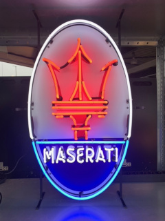 Neon verlichting Maserati oldies saloon